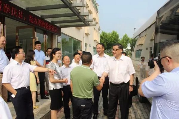 中国社会科学院院长王伟光一行赴普网·药博园参观调研(图1) 中国社会科学院院长王伟光一行抵达