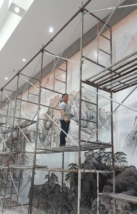 国智智库卜玺山圆满完成最高人民法院巨幅壁画《盛世金秋》创作(图2) 我院卜玺山同志正在最高人民法院大厅创作