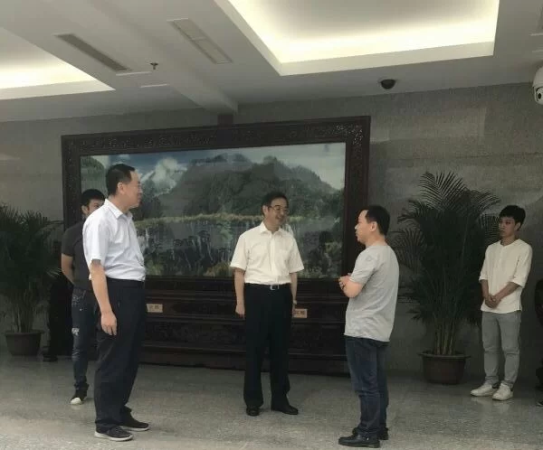 国智智库卜玺山圆满完成最高人民法院巨幅壁画《盛世金秋》创作(图3) 最高人民法院主要领导同志与卜玺山亲切交谈