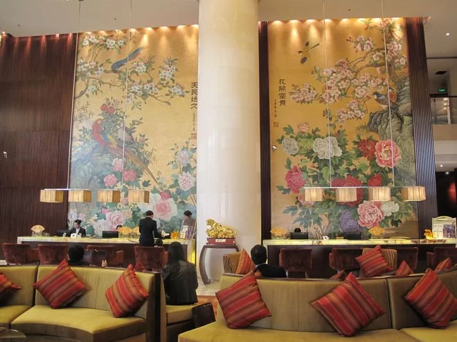 国智智库卜玺山圆满完成最高人民法院巨幅壁画《盛世金秋》创作(图7) 2009年11月,卜玺山同志在广东云浮金凯莱国际大酒店创作作品,规格高8.9米、宽4.6米