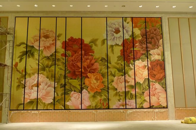 国智智库卜玺山圆满完成最高人民法院巨幅壁画《盛世金秋》创作(图8) 2010年,卜玺山同志在万达希尔顿酒店创作的壁画,宽13.7米、高8.6米