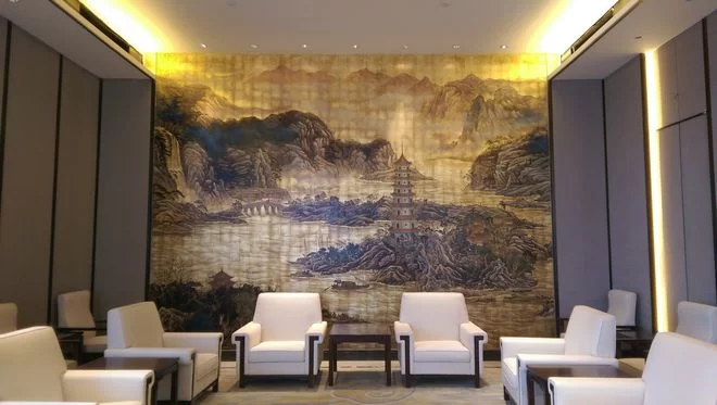 国智智库卜玺山圆满完成最高人民法院巨幅壁画《盛世金秋》创作(图10) 2013年,卜玺山同志在安徽芜湖万达嘉华酒店创作作品,规格高6米、宽8.4米