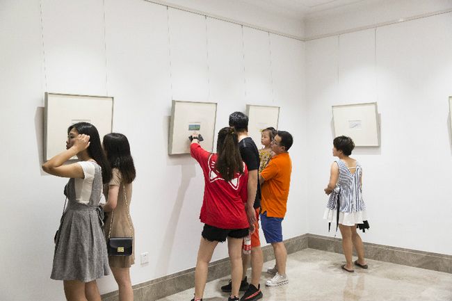 “彼时此刻——刘涵画展”在方舟美术馆成功举办(图1) 市民参观画展