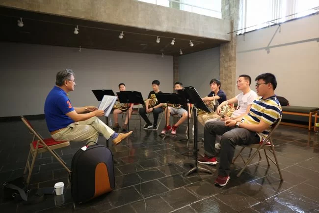 圆号导师韩晓明指导圆号声部排练