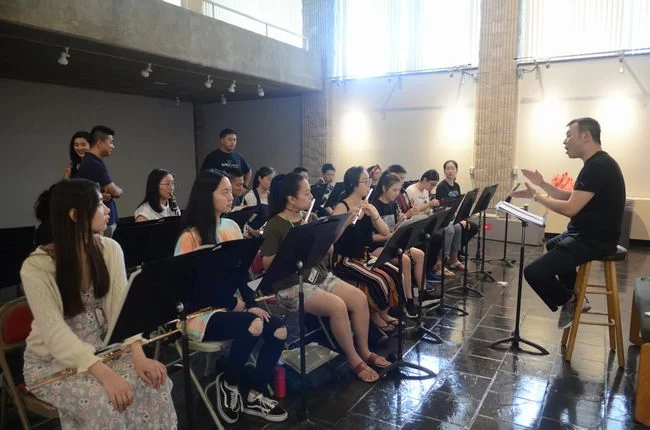 导师王亮与学员排练