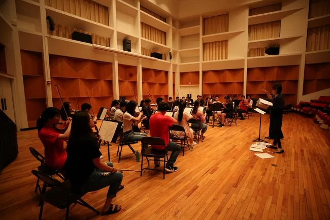 小提琴导师黄欣和李青指导小提琴两个声部排练