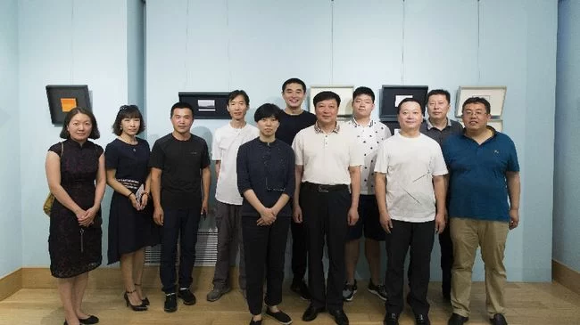 “彼时此刻——刘涵画展”在方舟美术馆成功举办(图4) “彼时此刻——刘涵画展”部分嘉宾合影