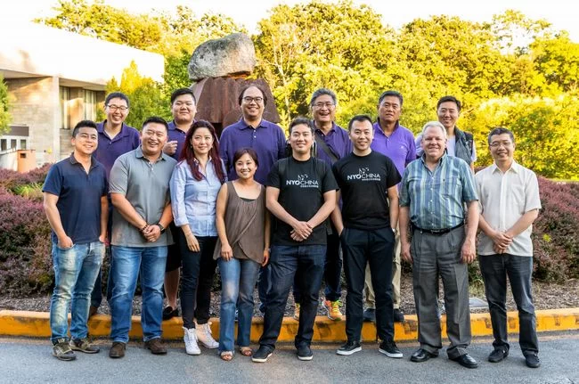 导师合影：第一排（左起）：翟耀光、谢非、李青、吴捷音、黄欣、王亮、莫徒生、涂强；第二排（左起）：王海宇、朱玮、陈光、韩小明、刘韵杰、张达寻