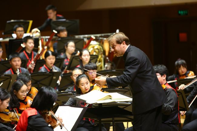 卡内基首演归来 中国交响少年梦奏响北京音乐厅(图4) 现场指挥