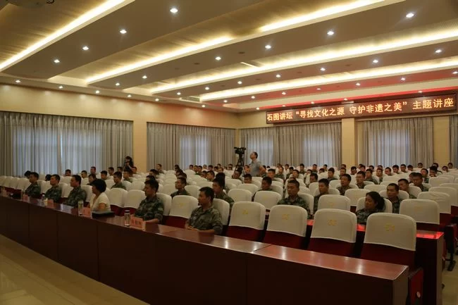 部队官兵听讲座