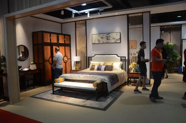 来自全国各地的采购商参观首届新中式红木家具大会展馆。毕中林摄