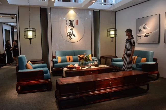 红木家具企业地天泰·国风展出的新中式家具产品。毕中林摄