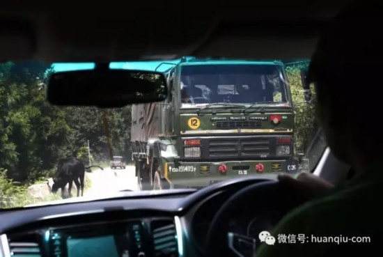 记者抵近不丹一侧军事重镇 目击印军车队集结(图7)