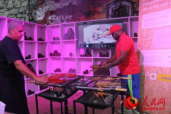 巴西,让咖啡“奉献”终身(图1) 巴西是世界上第一个用咖啡渣制成生物燃料的国家。图为巴西厨师在用添加了锯末的圆柱形咖啡渣烤肉串。 陈效卫摄