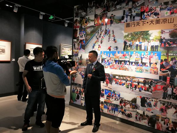 善行天下 大美凉山 ——好医生福能源举办公益画展(图6) 耿越昌总经理接受记者采访