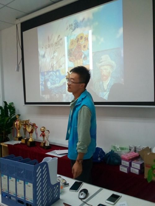 王耀栋在社区志愿为学生教学绘画