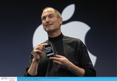 2007年，乔布斯发布首款iPhone