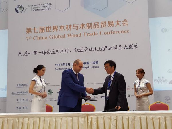 全球近千家主流媒体深入报道第七届世界木材贸易大会(图2) 大会硕果累累。图为主办方之一天府商品交易所与俄罗斯克拉斯诺雅尔斯克省国有林业管理局签约