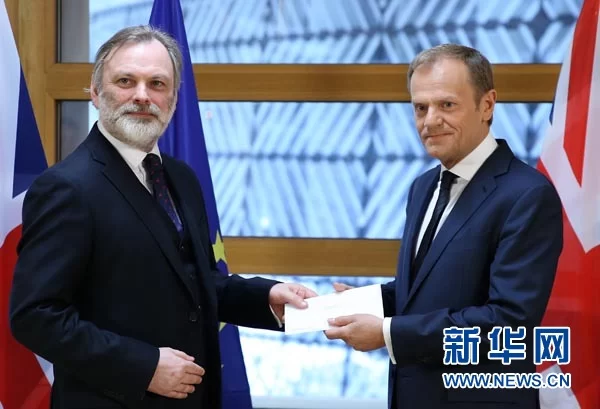 议会下议院支持“脱欧”议案 英“脱欧”到底分几步走?(图1) 3月29日,在比利时布鲁塞尔,英国驻欧盟大使蒂姆·巴罗(左)将“脱欧”函递交欧洲理事会主席图斯克