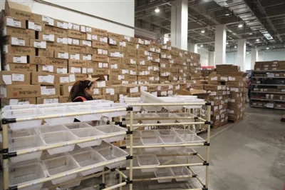 “纸箱危机”来袭 部分电商成本涨75%(图1) 2016年11月11日,天津武清区,菜鸟网络武清园区华北货仓,日均单量已经超过10万单