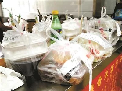 外卖平台无需餐具选项陷尴尬 商户担心被给差评(图1) 一餐馆的“饭口”时段,等待“出发”的外卖摆满案台摄影/实习生 黄嘉婷