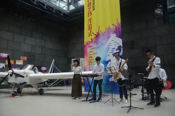190个活动“玩嗨”首届东莞全民尚艺节(图2) 开幕式上,乐队为市民观众倾情演唱,展示了全民尚艺节“主旋”“创意”“时尚”“好玩”“共享”的精神