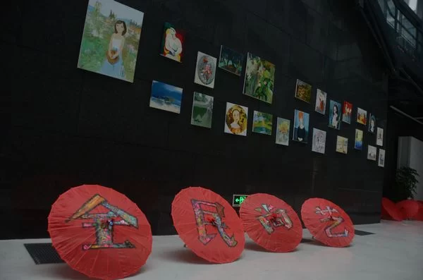 写有“全民尚艺”主题的创意纸伞