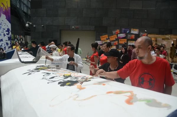 艺术家们在飞机模型上现场进行汉字涂鸦及汉字装饰绘画