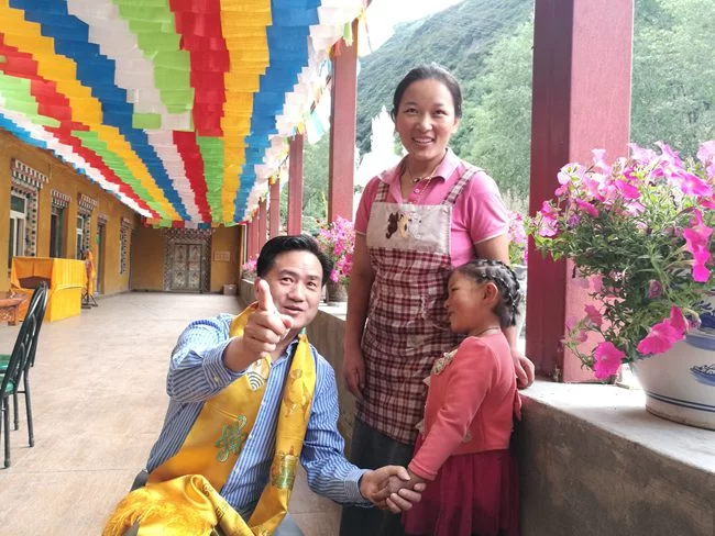 全球中小企业联盟秘书长曹方与“神沟九寨红”基地的藏族朋友合影