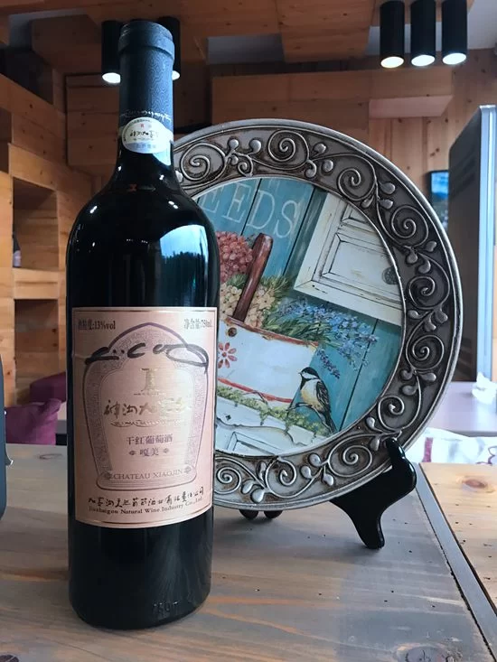 （深受德国前总统武尔夫赞赏的“神沟九寨红”葡萄酒）