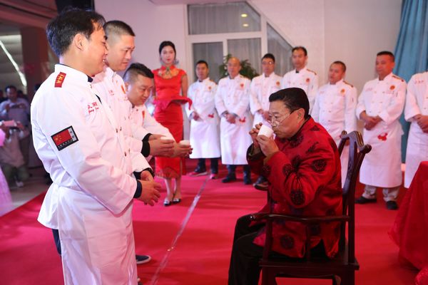 传承发展川菜事业 中国首批烹饪大师吴奇安成都再收徒(图3) 中国传统的拜师仪式