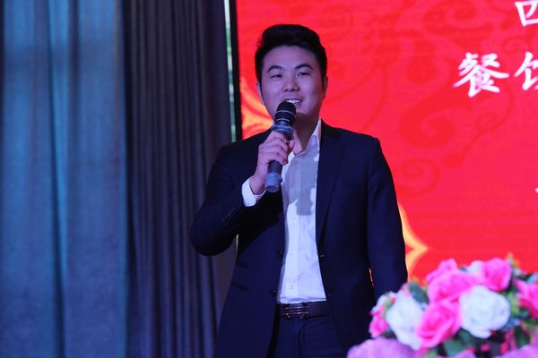 传承发展川菜事业 中国首批烹饪大师吴奇安成都再收徒(图6) 四川大嘴天下餐饮管理有限公司执行总裁邱雪峰
