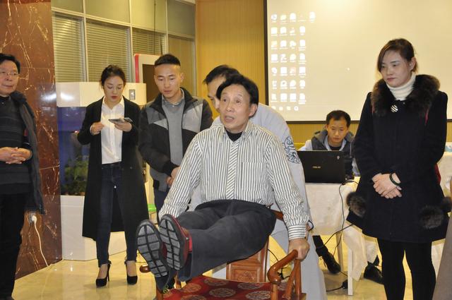 陈红涛教授中华五环养生长寿功在蓉正式开设专修班(图5) 73岁的陈教授现场连续20次端腹