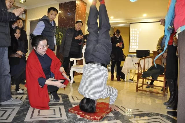 陈红涛教授中华五环养生长寿功在蓉正式开设专修班(图4) 陈教授现场演示倒立