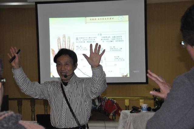 陈红涛教授中华五环养生长寿功在蓉正式开设专修班(图1) 陈红涛教授正在示范功法