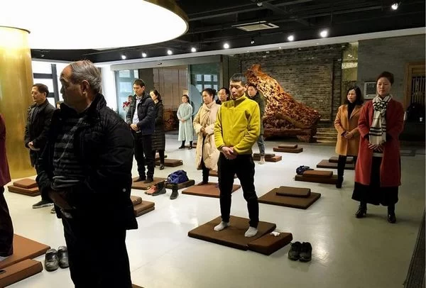 中华五环养生长寿功首期初级班在成都三丰太极堂圆满落幕(图5) 认真练习