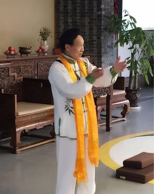 中华五环养生长寿功首期初级班在成都三丰太极堂圆满落幕(图2) 正在传授功法的陈红涛教授