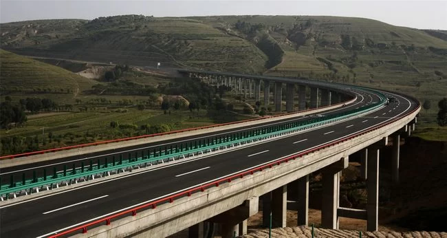 榆林基础设施建设“加速度” 拉动城市跨越发展大引擎(图1) 交通坦途