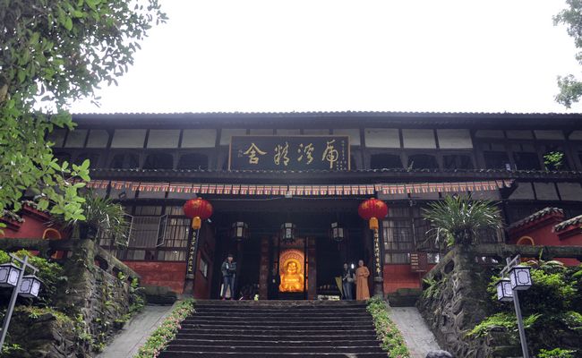 弘扬真善美 单成武书画作品“佛”“虎啸”亮相峨眉山伏虎寺(图2) 峨眉山伏虎寺正殿“虎溪精舍”大门