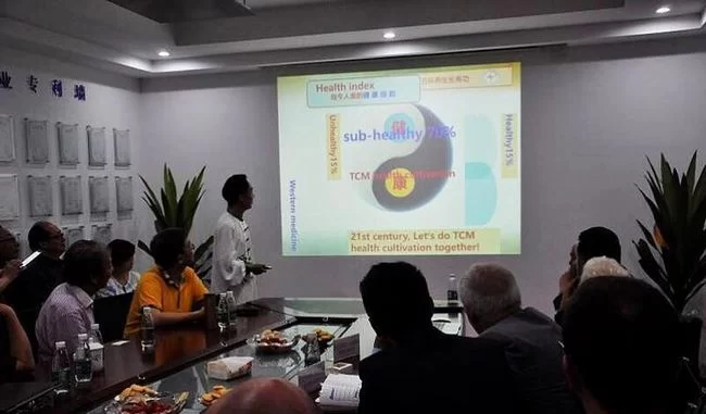 陈红涛教授向罗马尼亚雅西考察团展示传授"中华五环养生长寿功"(图2) 陈红涛教授用中英双语展示讲解功法