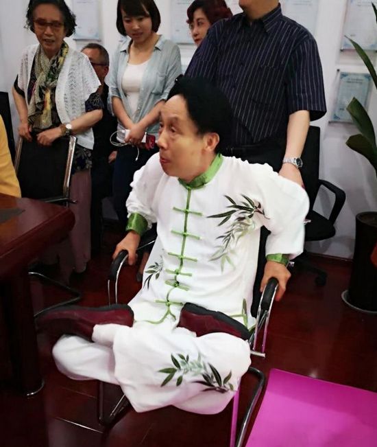 陈红涛教授向罗马尼亚雅西考察团展示传授"中华五环养生长寿功"(图4) 陈红涛教授展示无辅助双盘腿