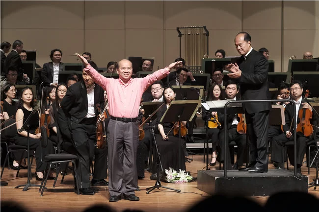 2018ISCM世界新音乐节暨北京现代音乐节圆满落幕(图4) 作曲家陈丹布上台谢幕。摄影:韩军