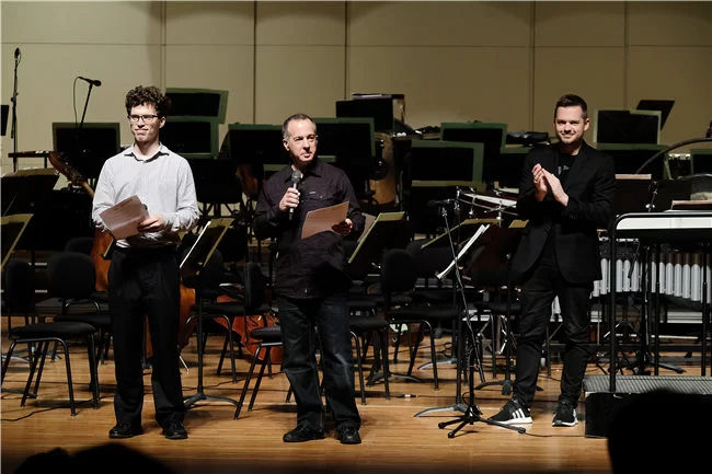 2018ISCM世界新音乐节暨北京现代音乐节圆满落幕(图2) .音乐会开始前,ISCM执委会宣布以色列青年作曲家Michael Seltenreich获奖。摄影韩军