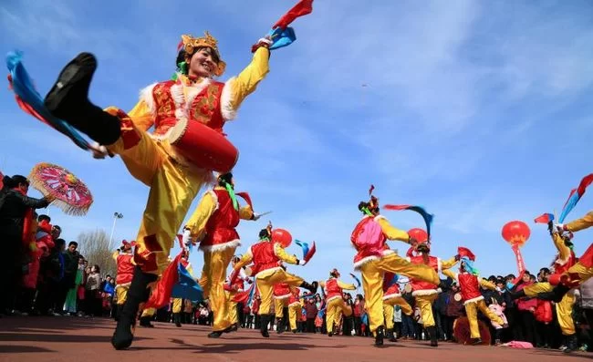 幸福榆林:发力民生改革 让群众乐享发展成果 (图1) 跳起欢快的舞蹈