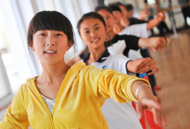 让百姓共享能化基地建设成果,陕西榆林在行动(图1) 榆林定边中学的学生在舞蹈课上进行训练