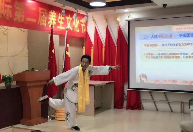 中华五环养生长寿功首次出川 陈红涛教授赴云南传授健康功法(图3) 陈红涛教授传授中华五环养生长寿功