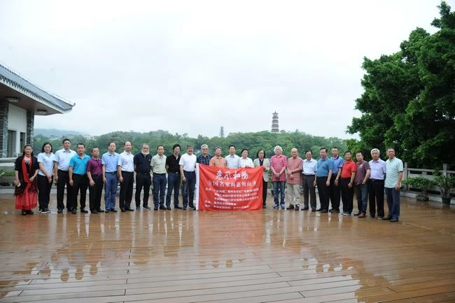 惠风和畅——全国名家画惠州山水作品展将于8月24日开幕(图2) “惠风和畅——全国名家画惠州山水”活动启动仪式合影