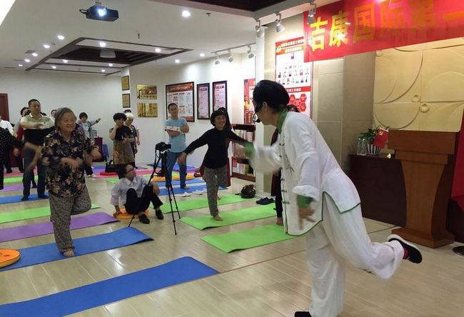 陈红涛教授精选健康养生功法赴云南助残扶贫(图2) 习练现场市民热情高涨