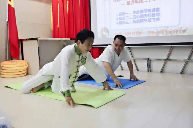 陈红涛教授精选健康养生功法赴云南助残扶贫(图5) 吉康董事长邱光林拜陈教授为师,习练功法