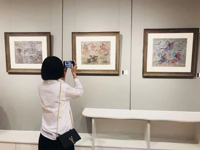 诗域东方——官其格艺术作品展在京举办(图4) 观展